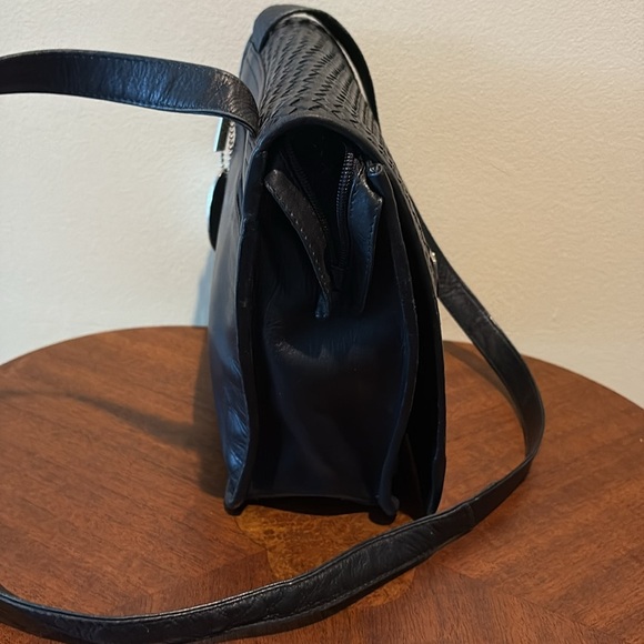 Kenneth Cole   Crossbody bag woven front leather Black /Silvertone back zip pock - Picture 6 of 17